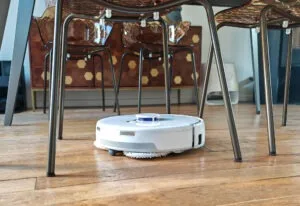Le robot aspirateur Narwal Freo X Ultra a du mal à détecter les obstacles fins. Il se cogne régulièrement dans les pieds de chaises. (c) Labo Maison