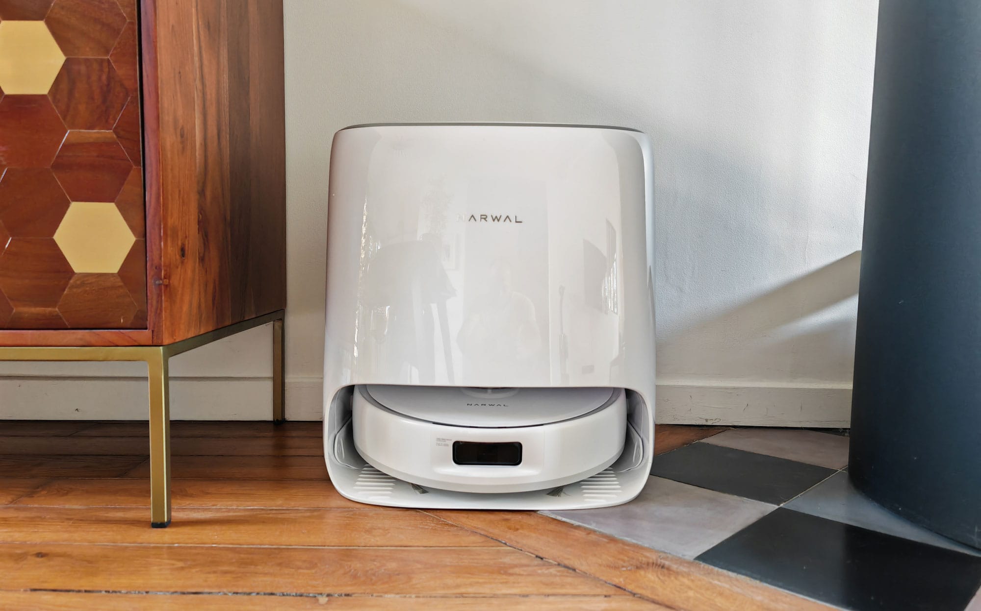 Station d'accueil du robot aspirateur laveur Narwal Freo X Ultra. (c) Labo Maison
