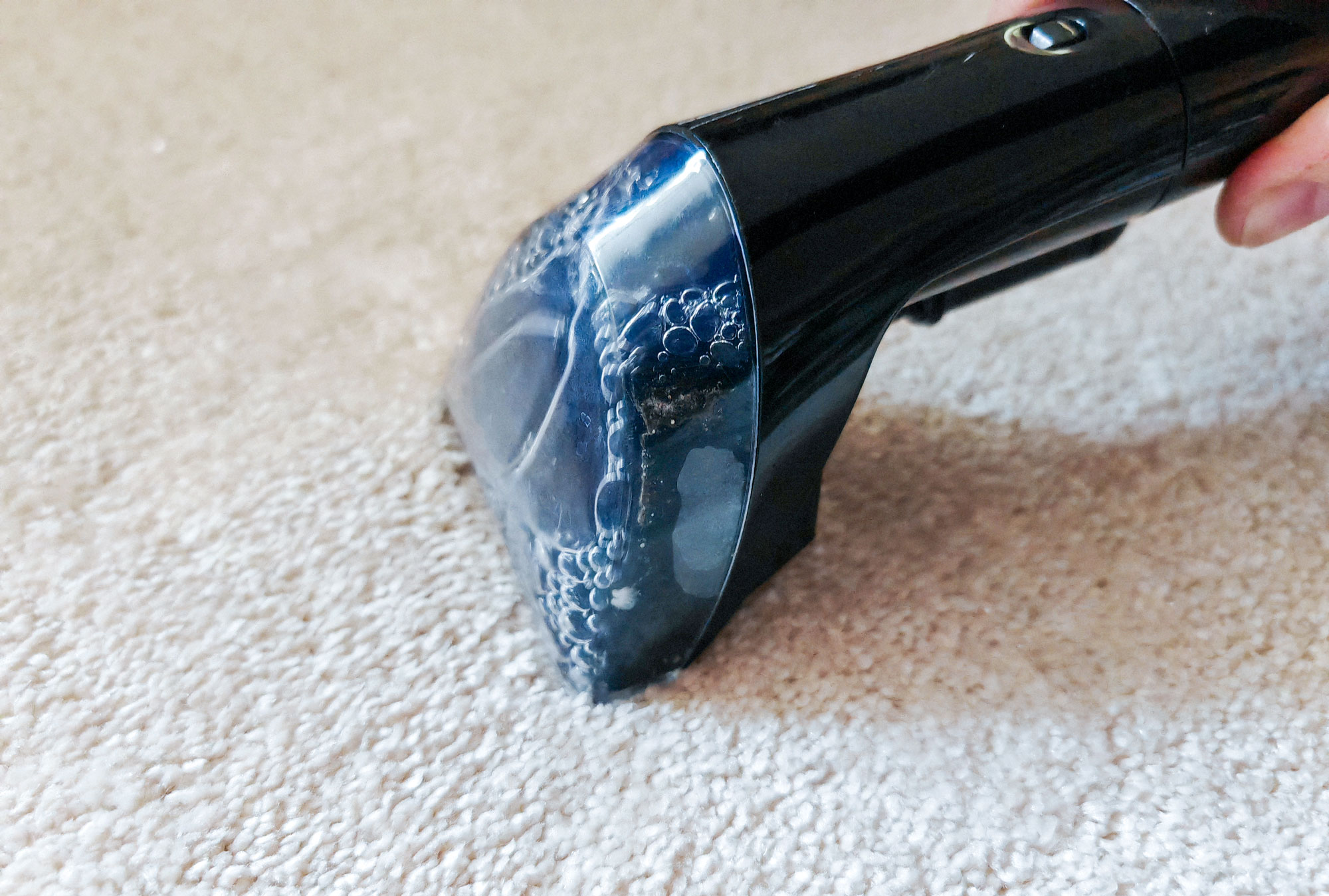 L'aspiration du Bissell SpotClean Pet Pro est d'un bon niveau. Elle laisse tout de même plus d'humidité que le Parkside. (c) Labo Maison