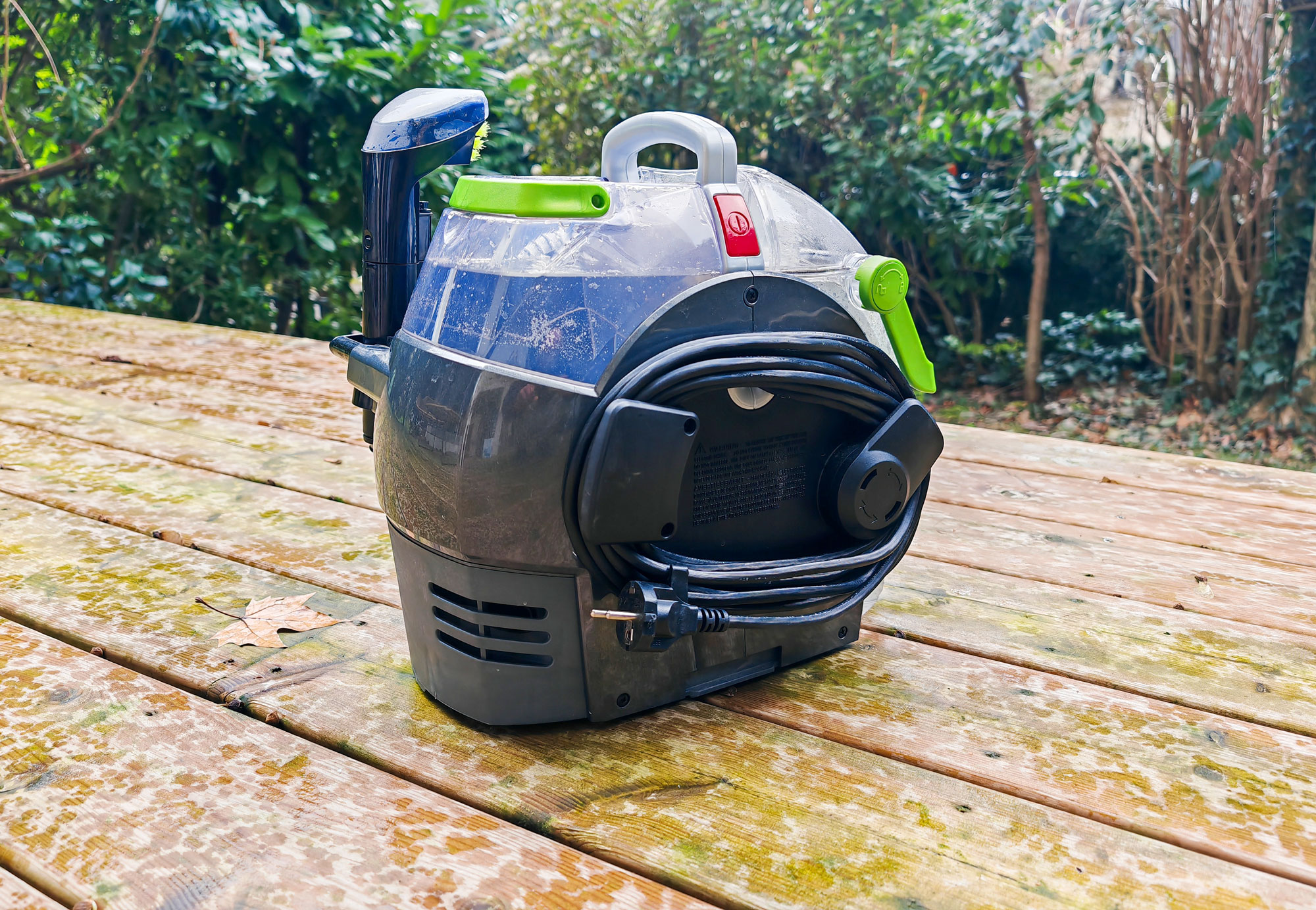 Le Bissell SpotClean Pet Pro dispose d'un enrouleur de câble et de tuyau sur le côté, pratique pour le ranger. (c) Labo Maison