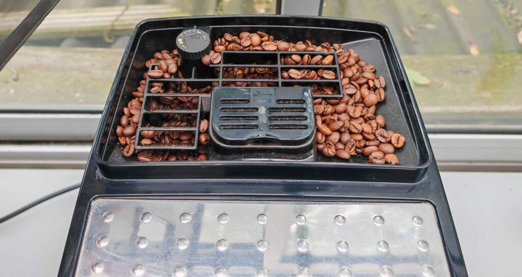 Test de la machine expresso Delonghi Magnifica S : un réservoir à grains d'une capacité de 250 grammes. (c) Labo Maison
