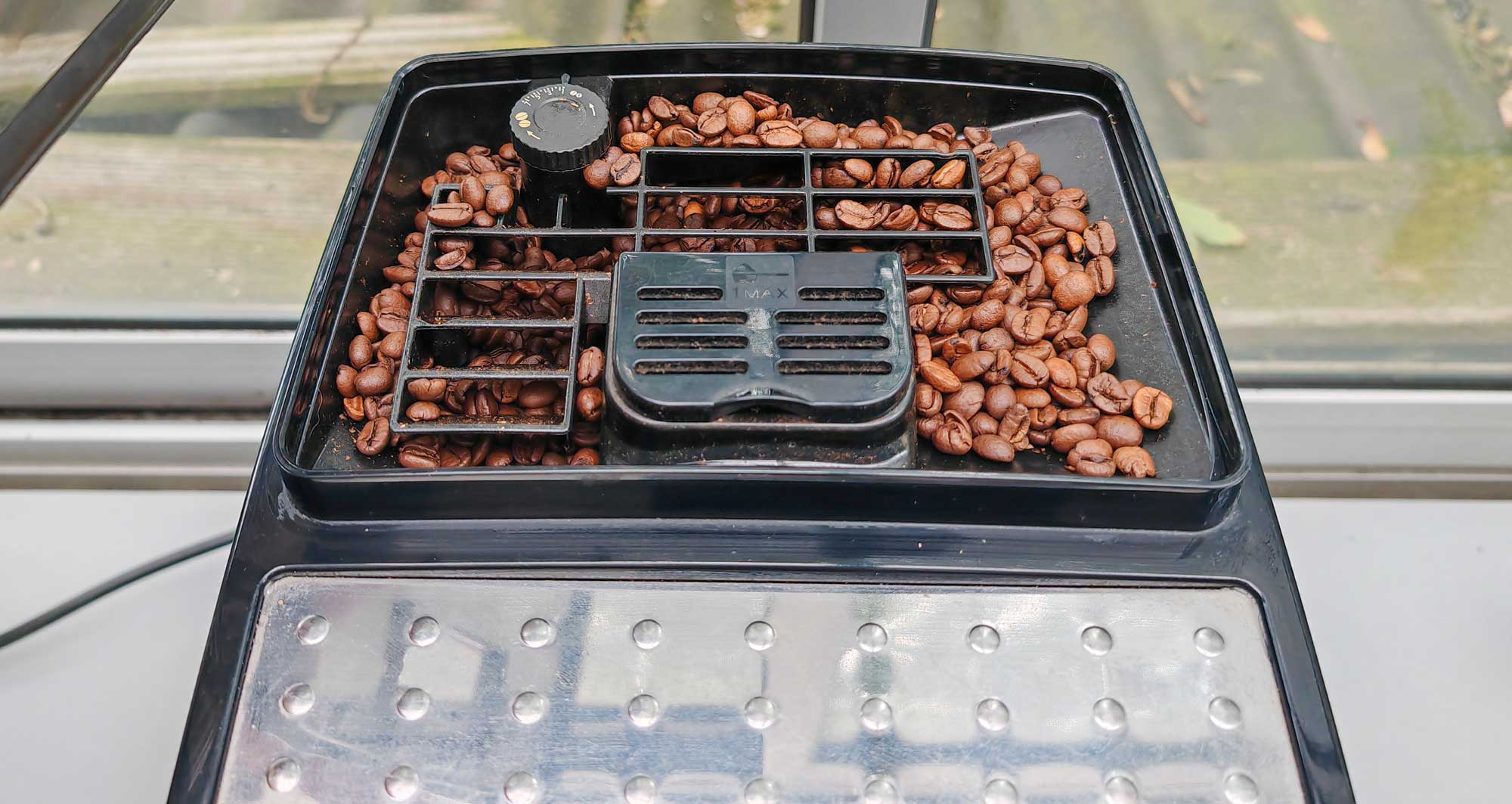 Test de la machine expresso Delonghi Magnifica S : un réservoir à grains d'une capacité de 250 grammes. (c) Labo Maison