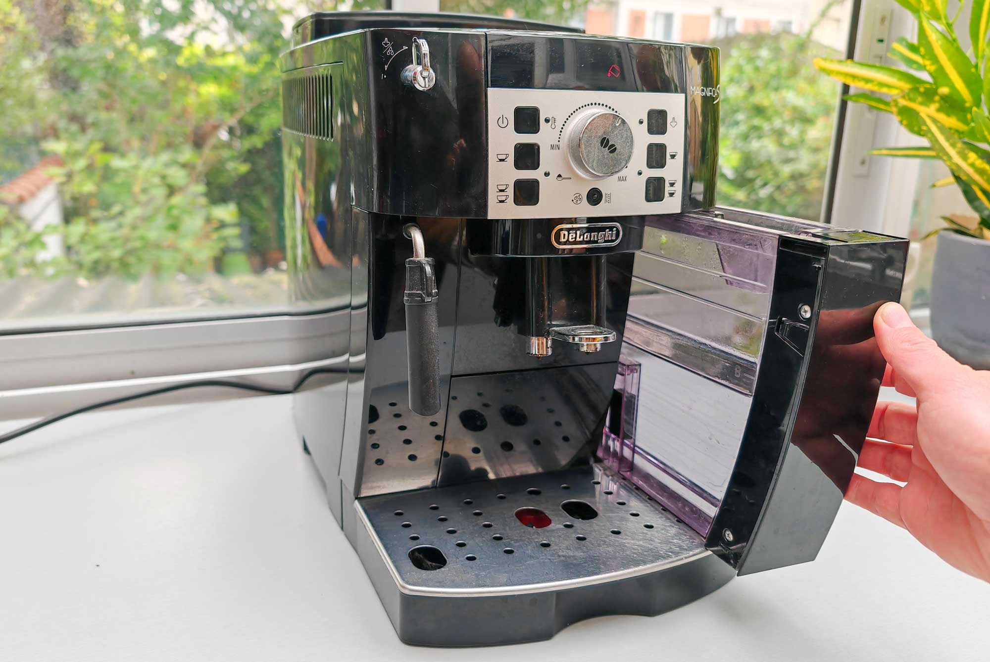 Pratique, le réservoir d'eau est accessible par l'avant de la machine, ce qui le rend très facile à retirer et à remplir. Sa contenance est de 1,8 litre. (c) Labo Maison
