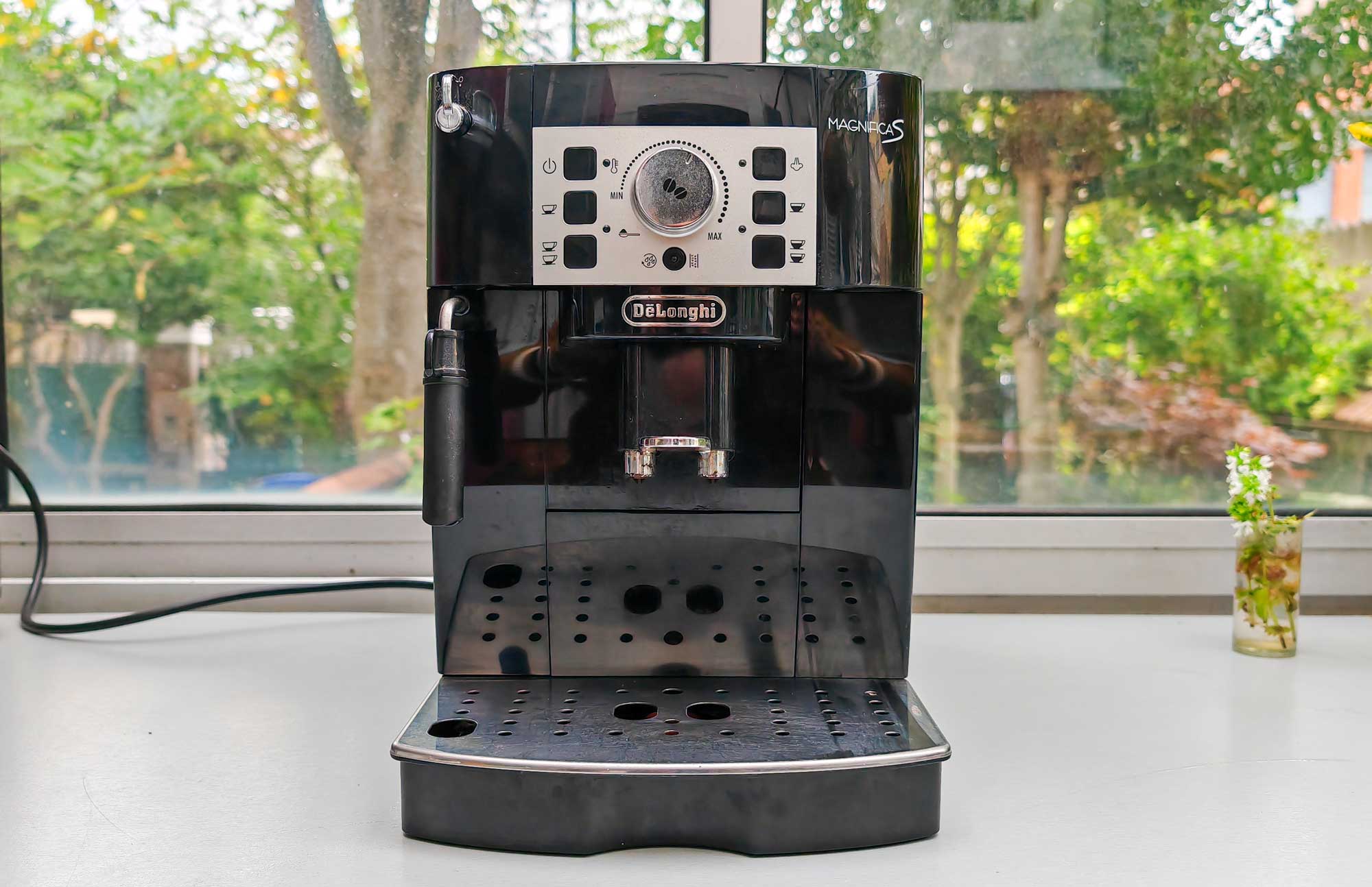 Test de la machine expresso avec broyeur Delonghi Magnifica S. (c) Labo maison