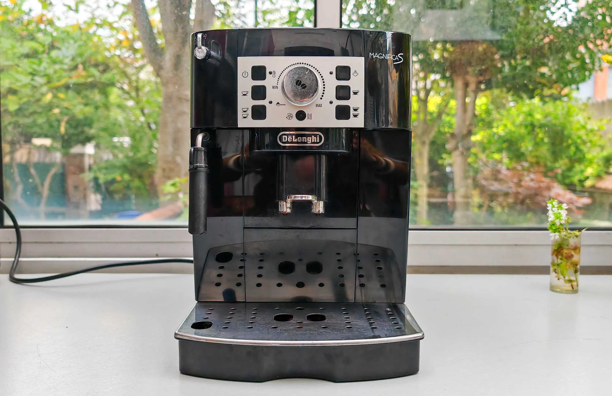 Test de la machine expresso avec broyeur Delonghi Magnifica S. (c) Labo maison