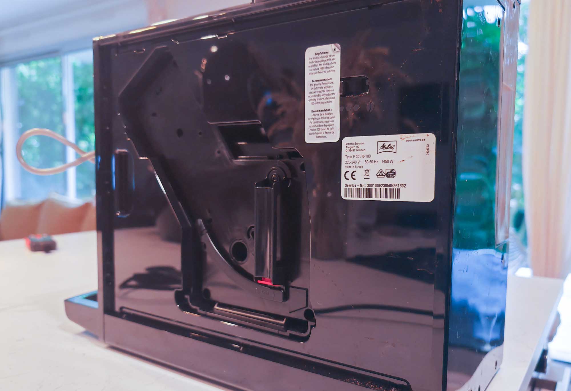 Le bloc d'extraction est accessible sur le côté de la machine. (c) Labo Maison