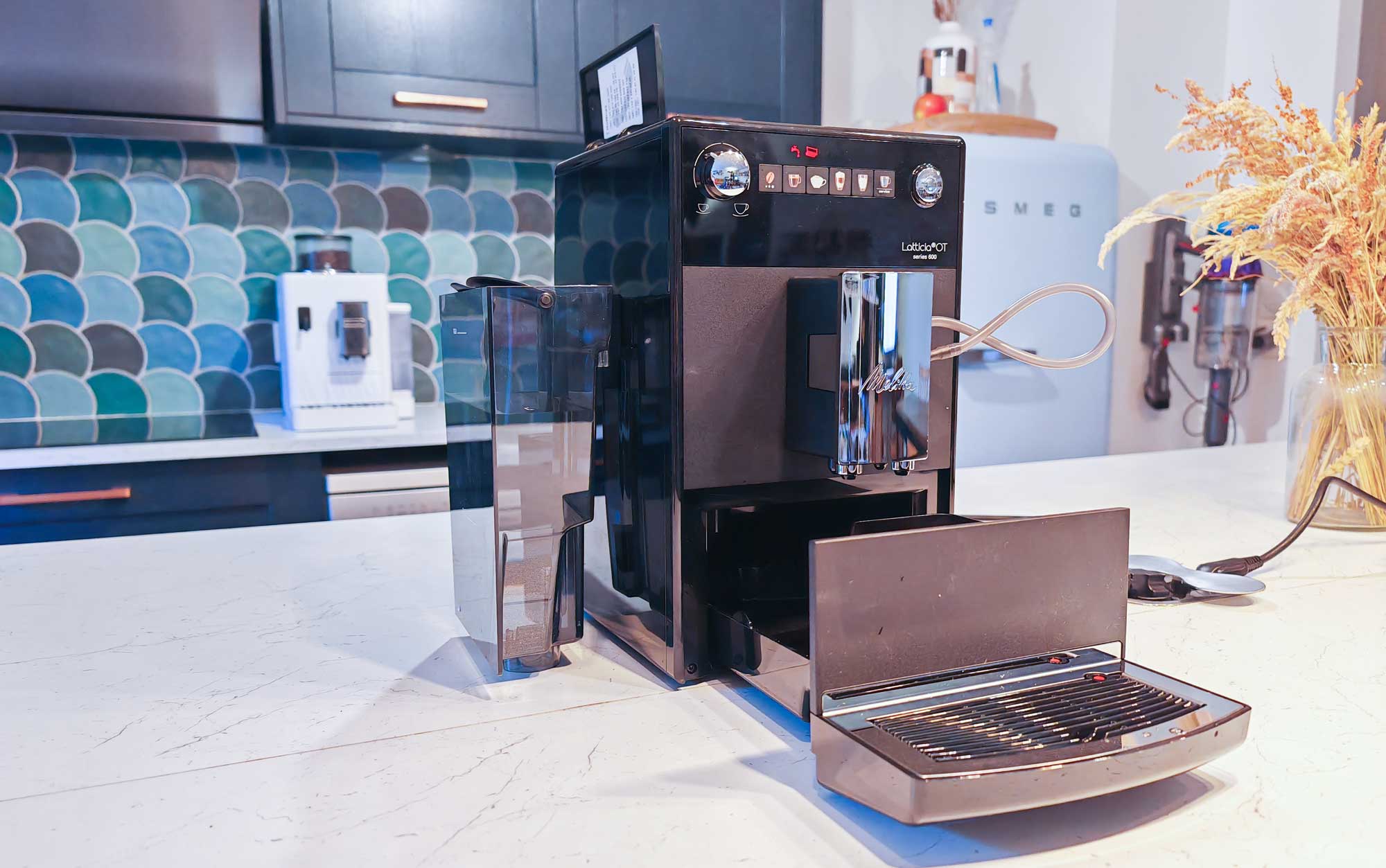 Entretien de la machine : Récolte goutte, bac à marc et réservoir à eau de 1,5 litres. (c) Labo Maison