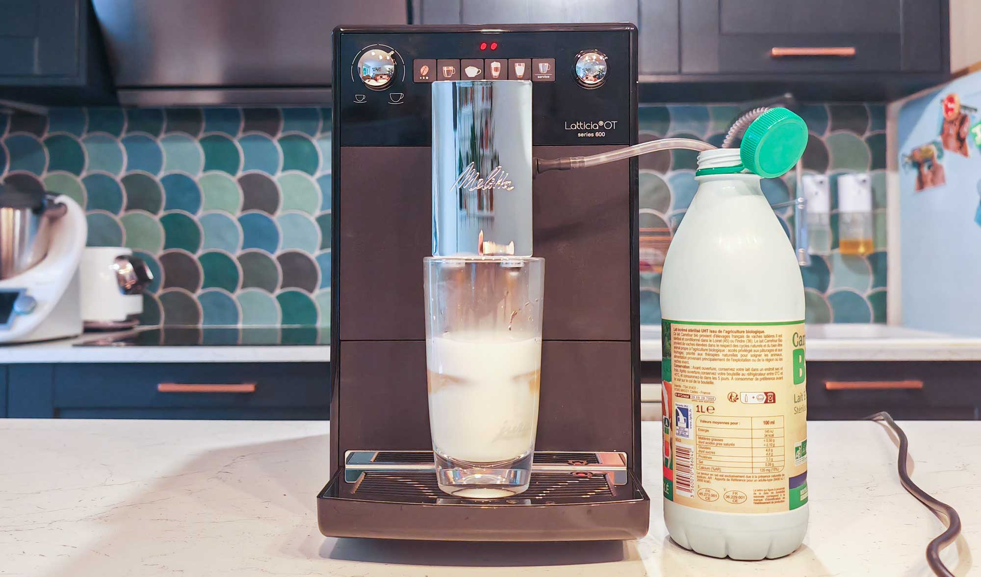 Réalisation d'un latte macchiato avec la Melitta Latticia OT. Le système Latte Perfection offre une mousse de haute qualité. (c) Labo Maison
