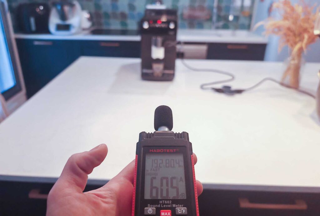 Le niveau de bruit est contenu. Nous avons mesuré un bruit de 60,5 dB(A) lors de la mouture et 49,5 dB(A) à l'extraction du café. (c) Labo Maison