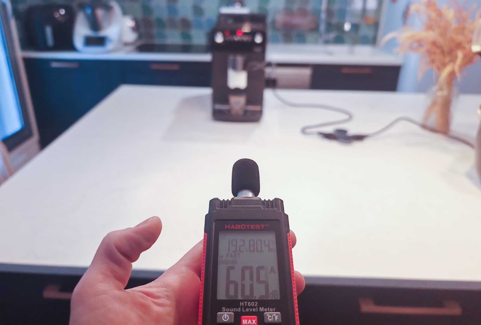 Le niveau de bruit est contenu. Nous avons mesuré un bruit de 60,5 dB(A) lors de la mouture et 49,5 dB(A) à l'extraction du café. (c) Labo Maison