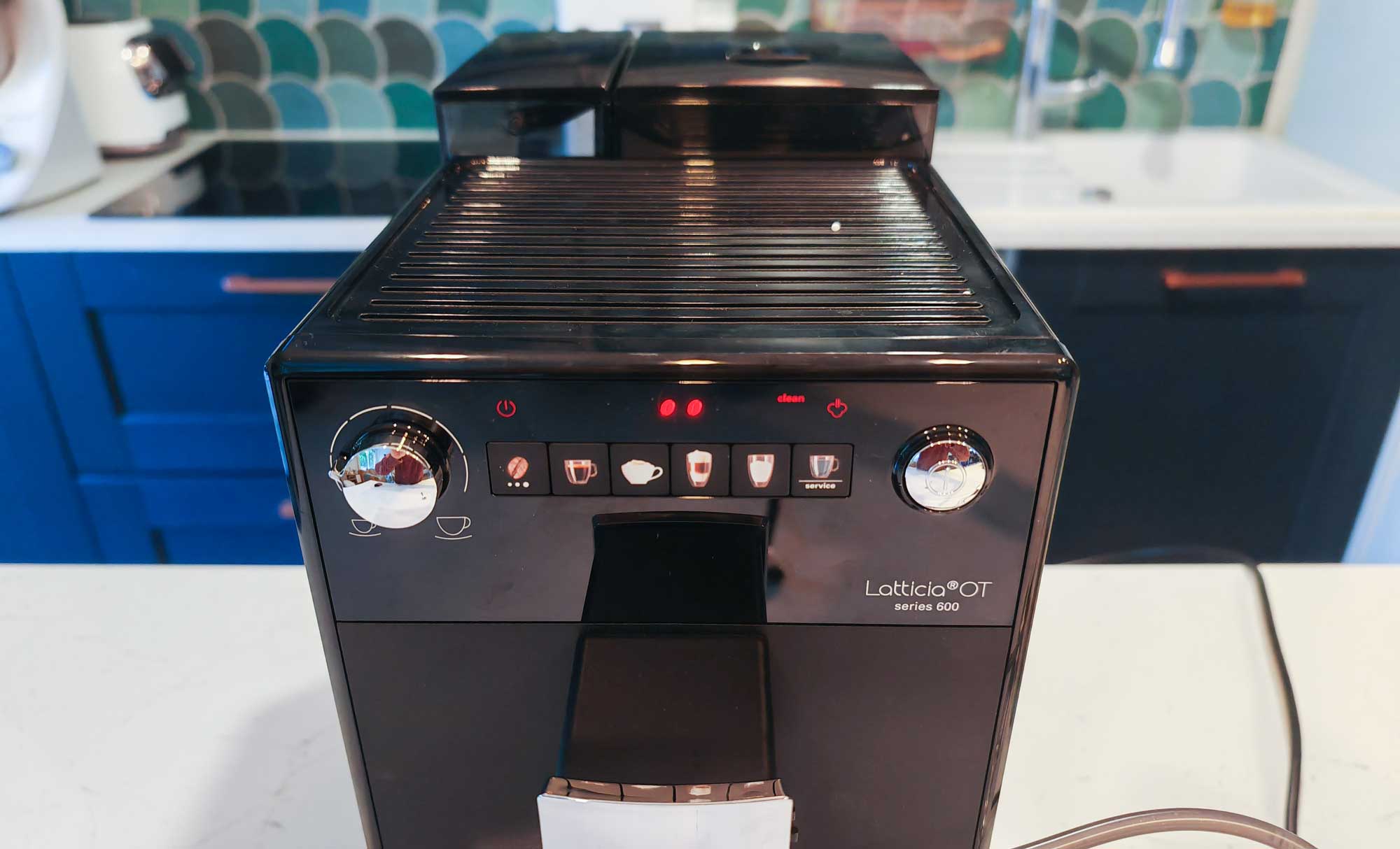 Panneau de commande de la machine expresso avec broyeur Melitta Latticia OT. (c) Labo Maison