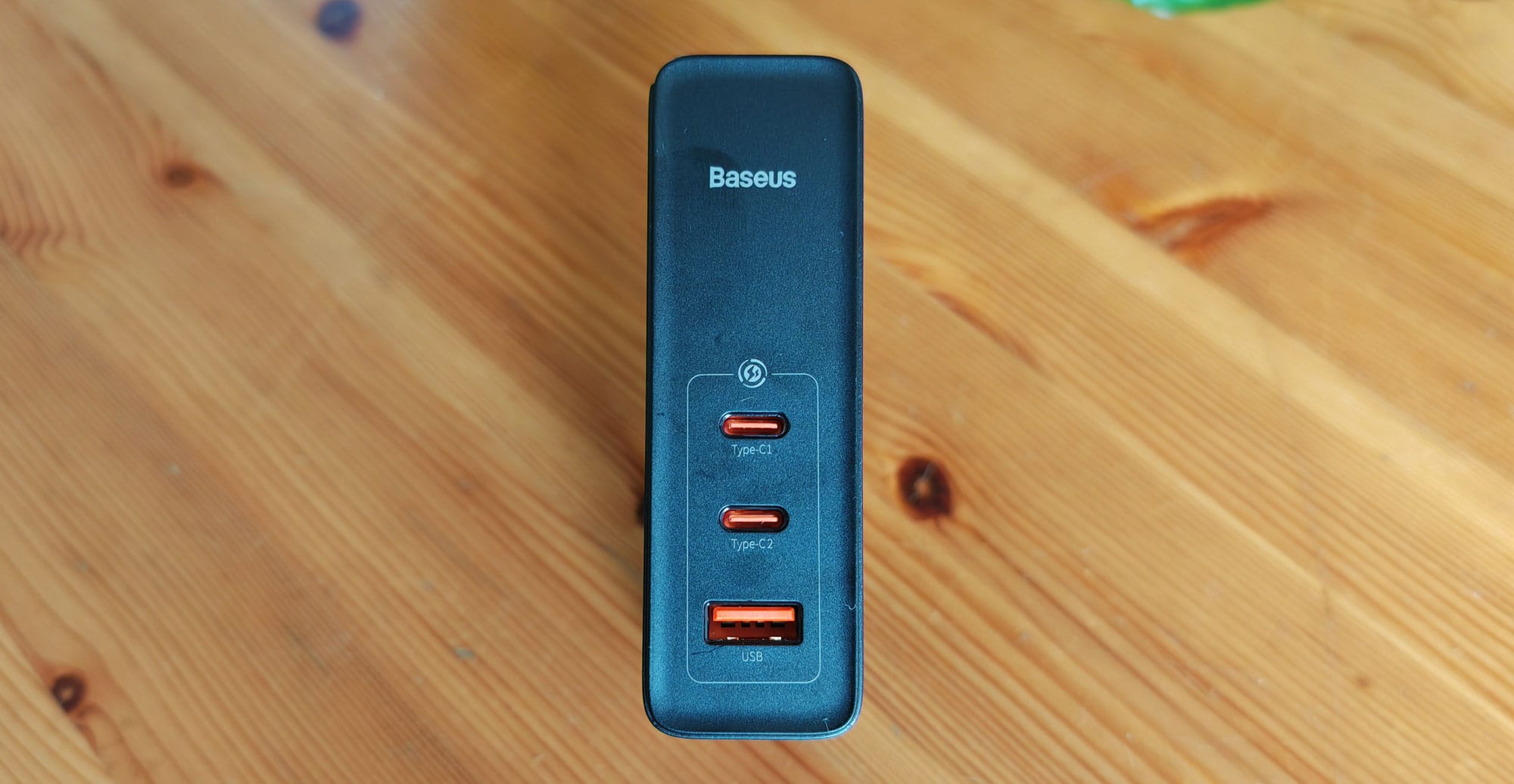 Le chargeur Baseus USB-C Rapid 140W dispose de trois ports USB : deux USB-C et un USB-A.