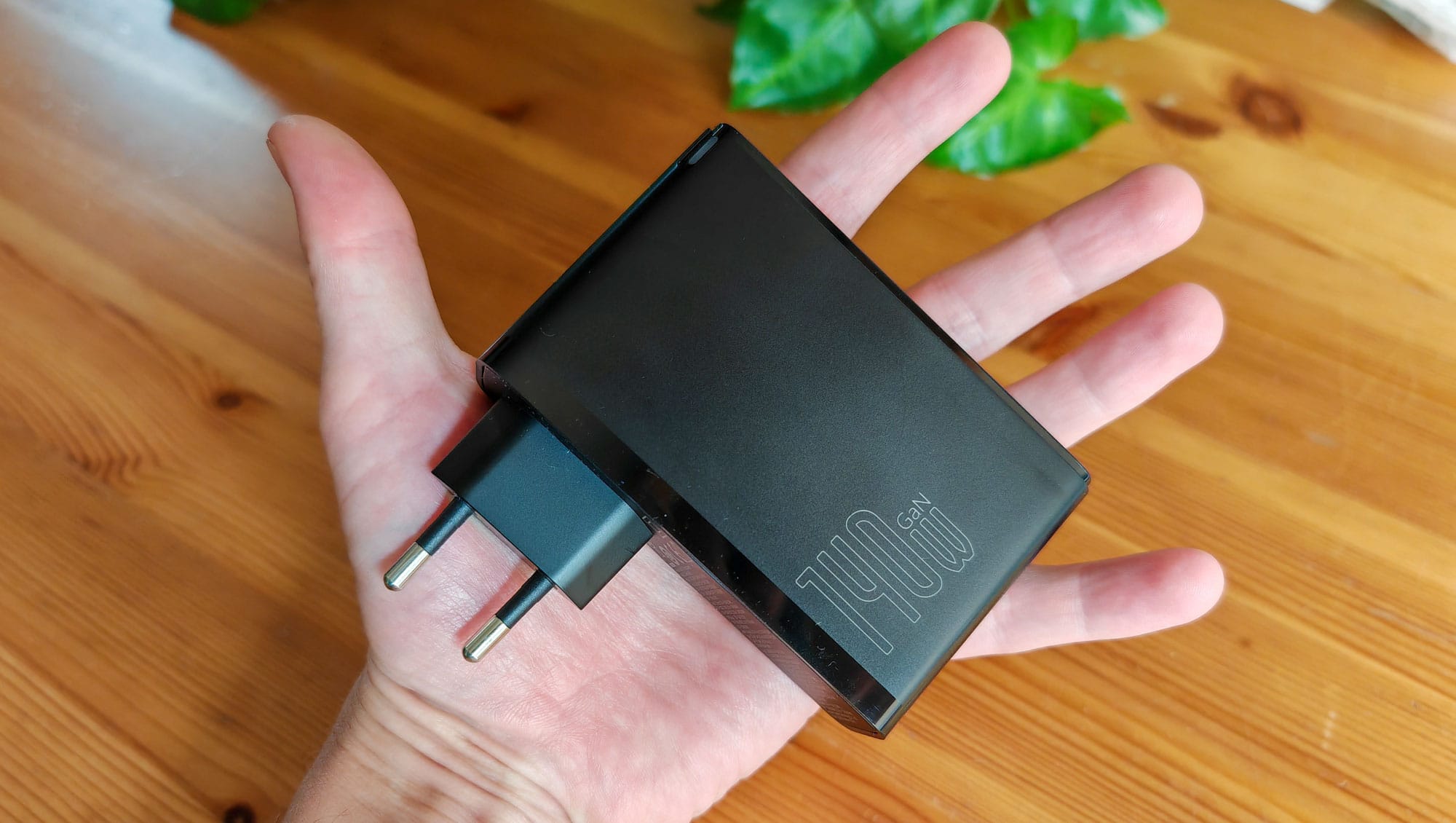 Le Baseus USB-C Rapid 140W est un peu plus imposant que la version 100W. Il mesue 9 x 5,6 x 3 cm et pèse 304 grammes.