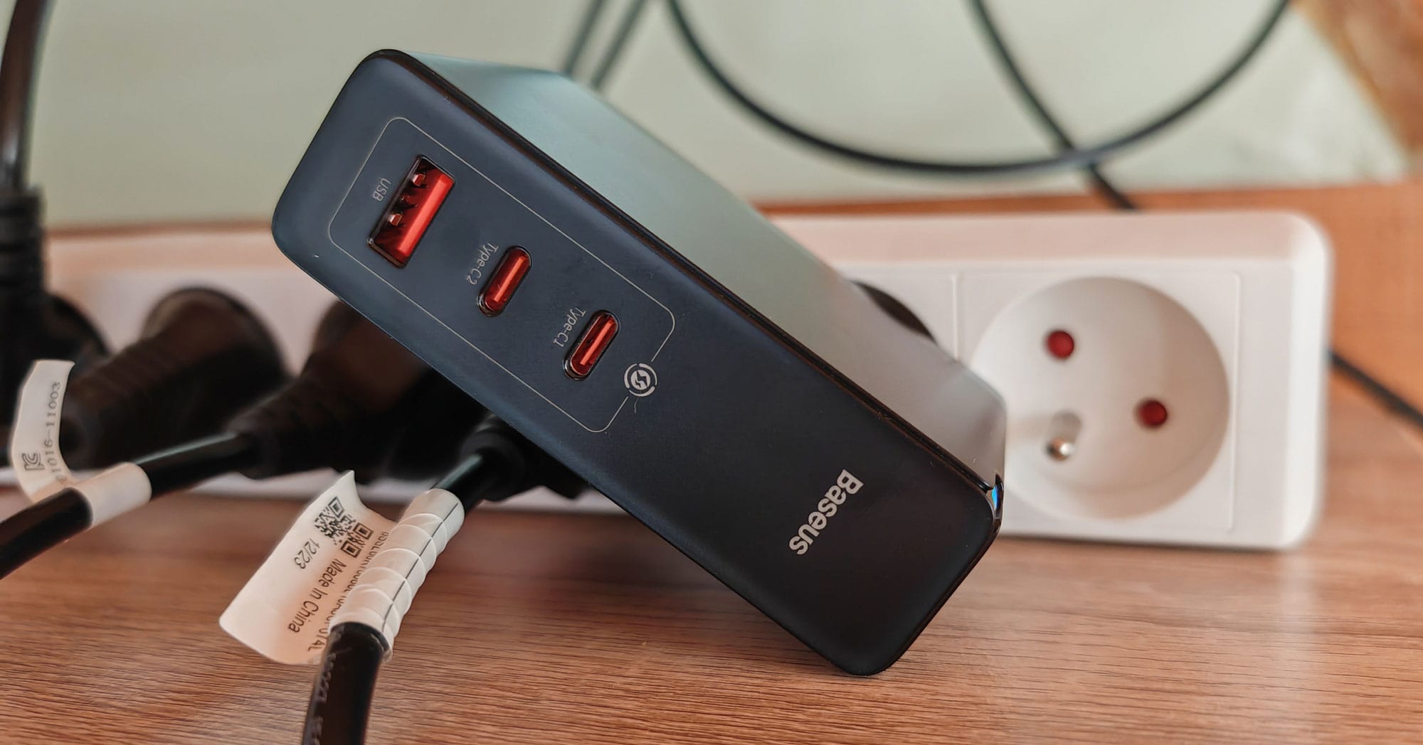 Le chargeur prend de la place. Il empiète sur les prises adjacentes.