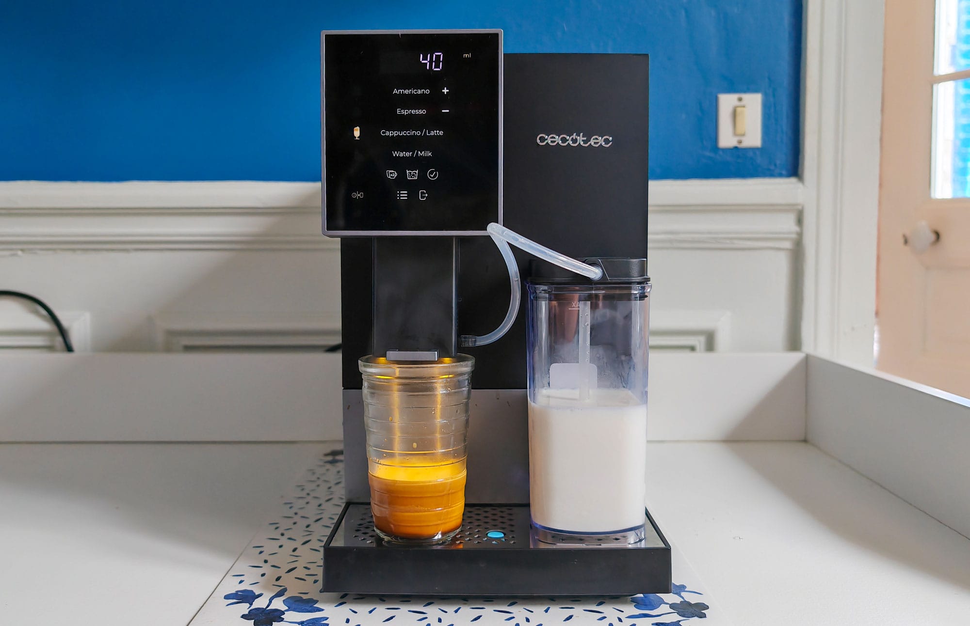 Réalisation d'un expresso avec la machine expresso avec broyeur Cecotec Cremmaet Compactccino. (c) Labo Maison
