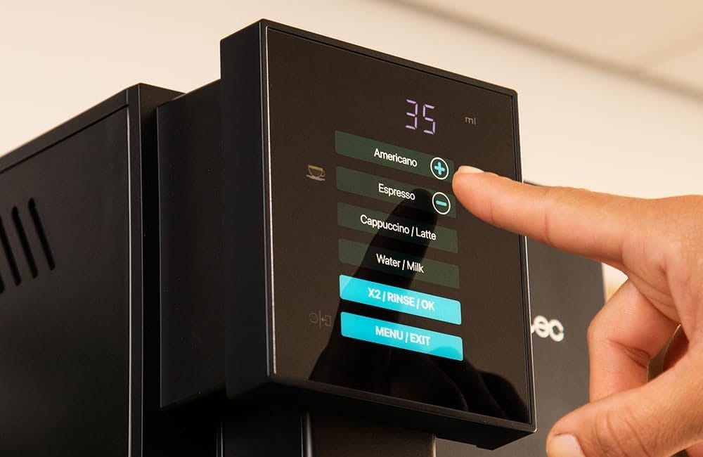 Panneau de commande de la machine expresso avec broyeur Cecotec Cremmaet Compactccino : afficheur et touches sensitives.