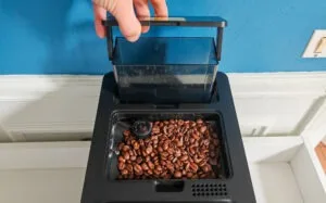La Cecotec Cremmaet Compactccino est compacte : réservoir d'eau et de grains limités à 1,1 litre et 150 grammes. (c) Labo Maison