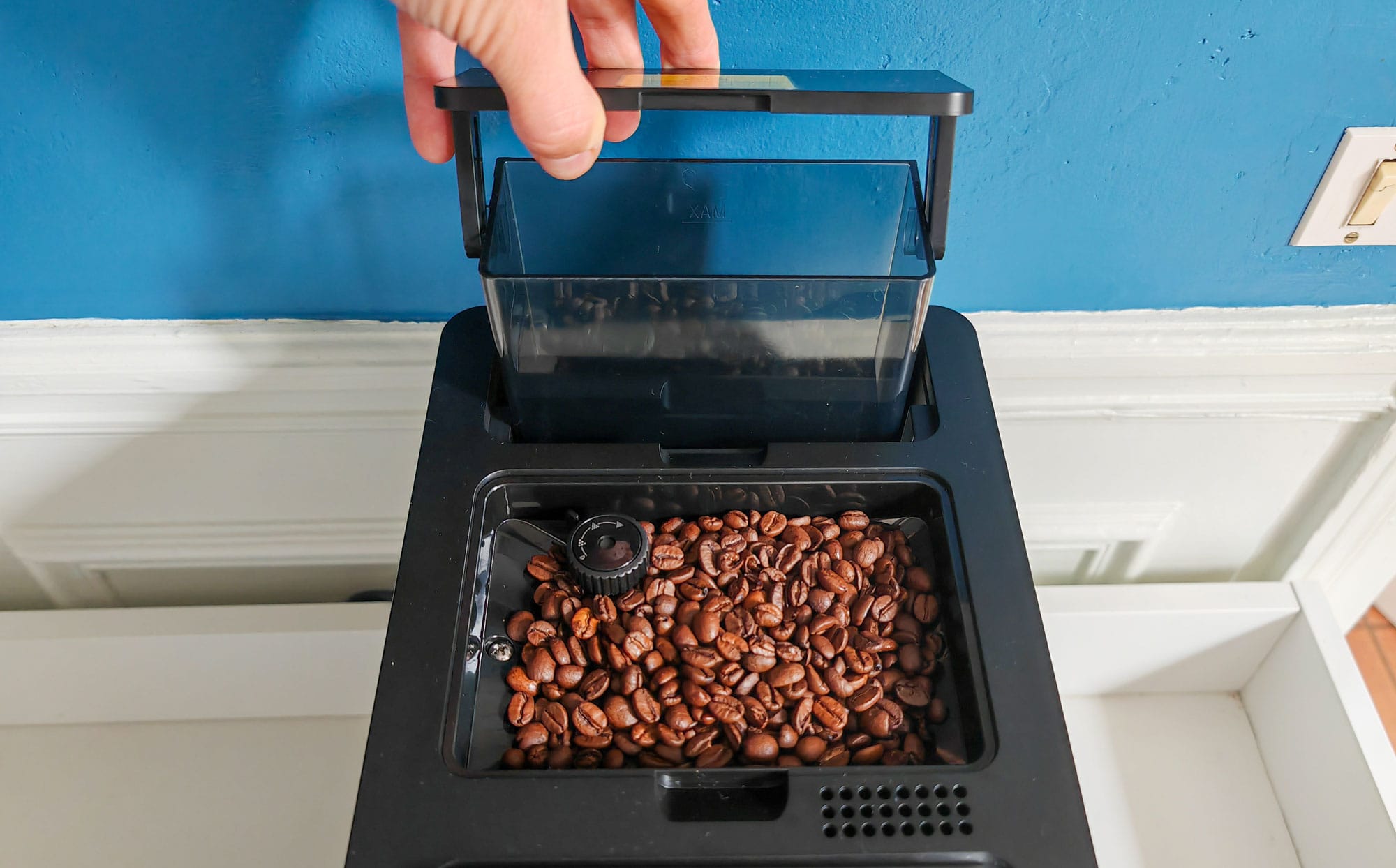 La Cecotec Cremmaet Compactccino est compacte : réservoir d'eau et de grains limités à 1,1 litre et 150 grammes. (c) Labo Maison