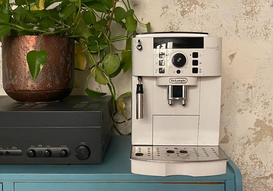 La machine à café avec broyeur Delonghi Magnifica S (c) Labo Maison