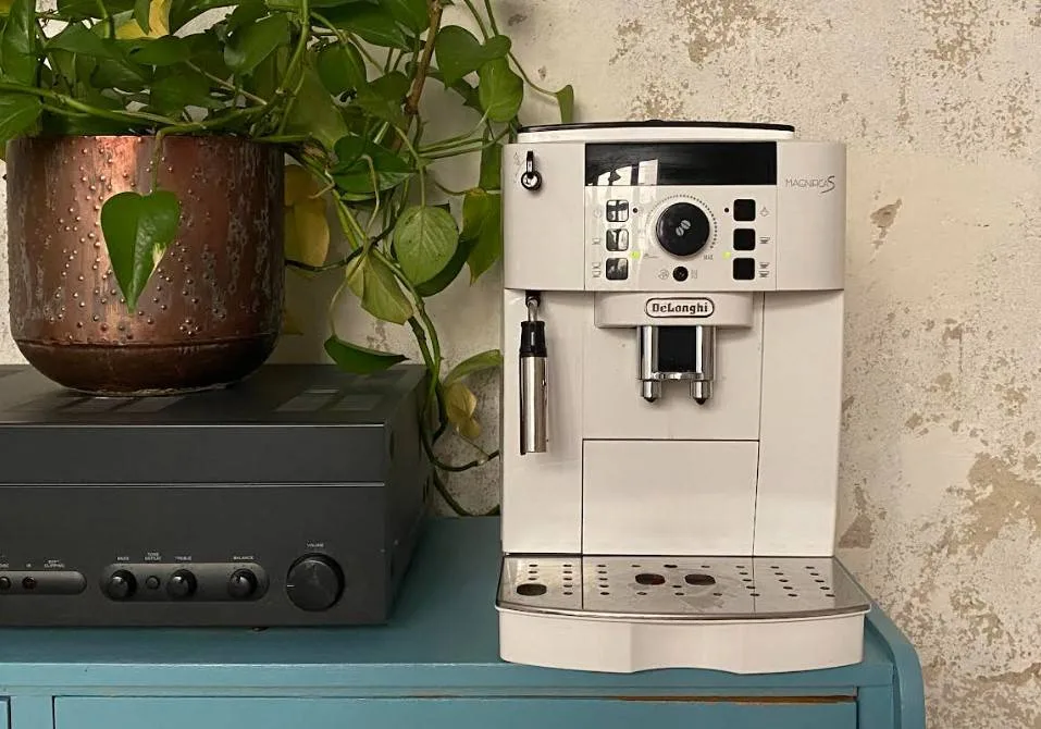 La machine à café avec broyeur Delonghi Magnifica S (c) Labo Maison