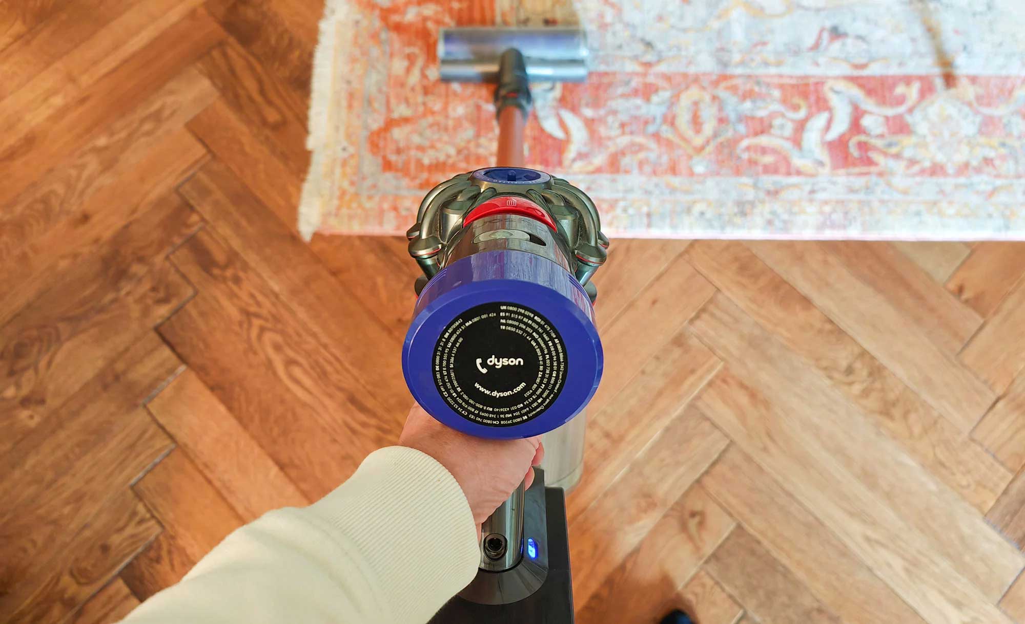 Une très bonne efficacité d'aspiration, aussi bien sur parquet que sur tapis. Un second passage est nécessaire sur les tapis à poils longs. (c) Labo Maison