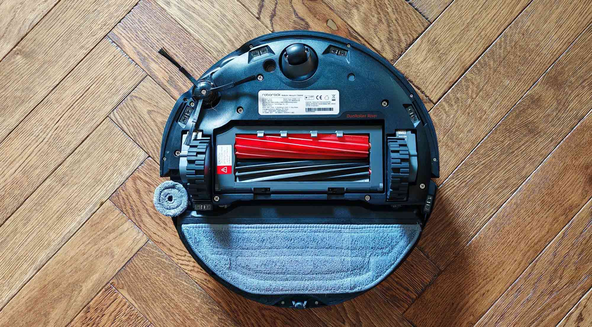 Le Roborock S8 MaxV Ultra nettoie le sol avec sa lingette vibrante et le long des plinthes avec le patin latéral. (c) Labo Maison