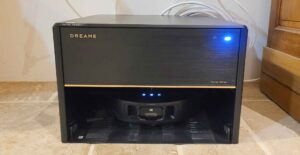 La station du Dreame X40 Master, raccordable à l’eau, simplifie l’entretien en supprimant remplissage et vidage manuels.