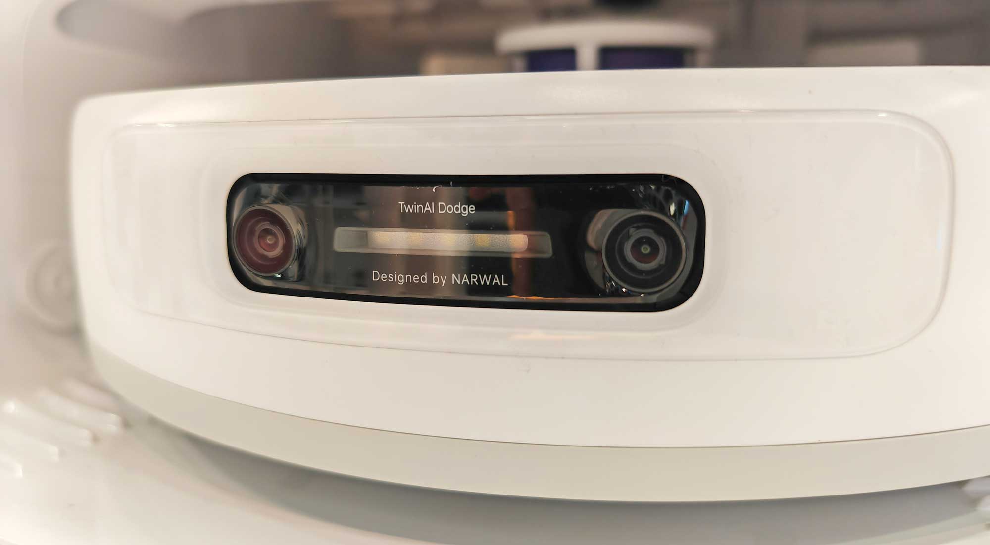 L'aspirateur robot Narwal Freo Z Ultra est équipé de la technologie d'évitement des obstacles nommée TwinAI Dodge. (c) Labo Maison