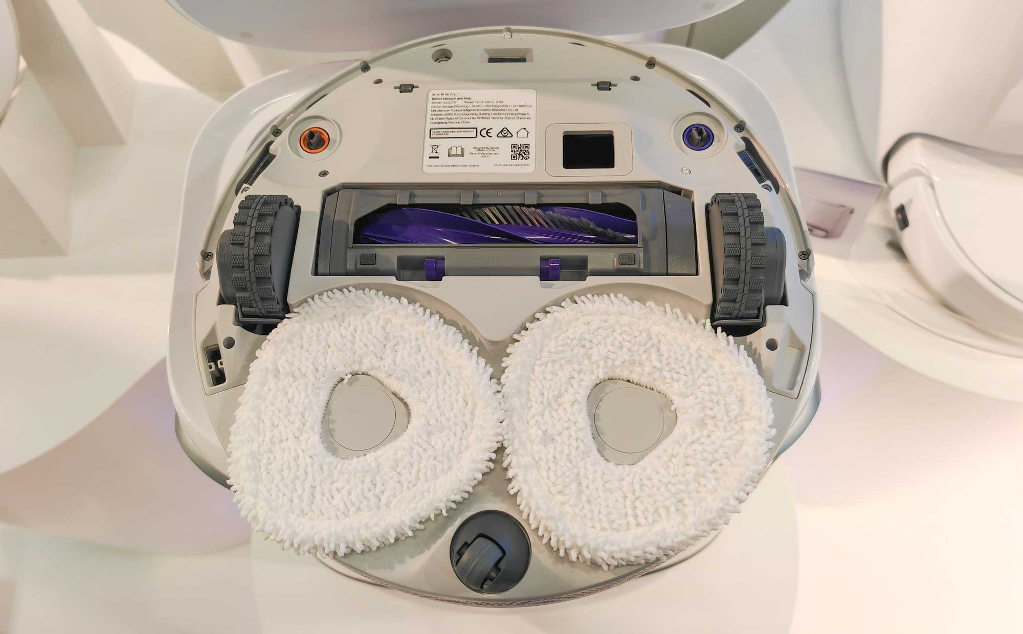 Serpillières et brosse d'aspiration anti-emmêlement du robot Narwal Freo Z Ultra. (c) Labo Maison
