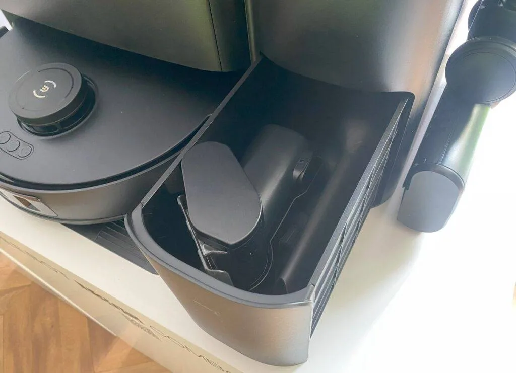 Ecovacs Deebot T30s Combo Complete et son tiroir de rangement des embouts de l'aspirateur balai (c) Labo Maison
