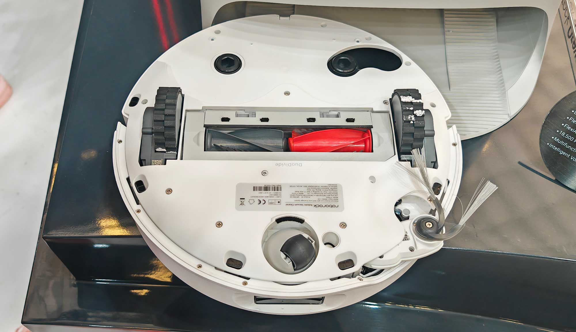 Nouveau châssis AdaptiLift capable de surélever le robot de 10 mm pour franchir des obstacles jusqu'à 4 cm de hauteur. (c) Labo Maison
