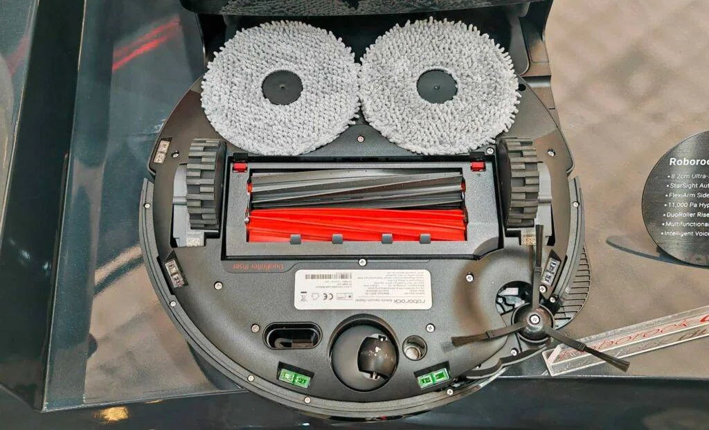 Le Roborock Qrevo Slim est dispose de deux serpillières dont une FlexiArm, une puissante brosse DuoRoller Riser et une aspiration de 11 000 Pa. (c) Labo Maison