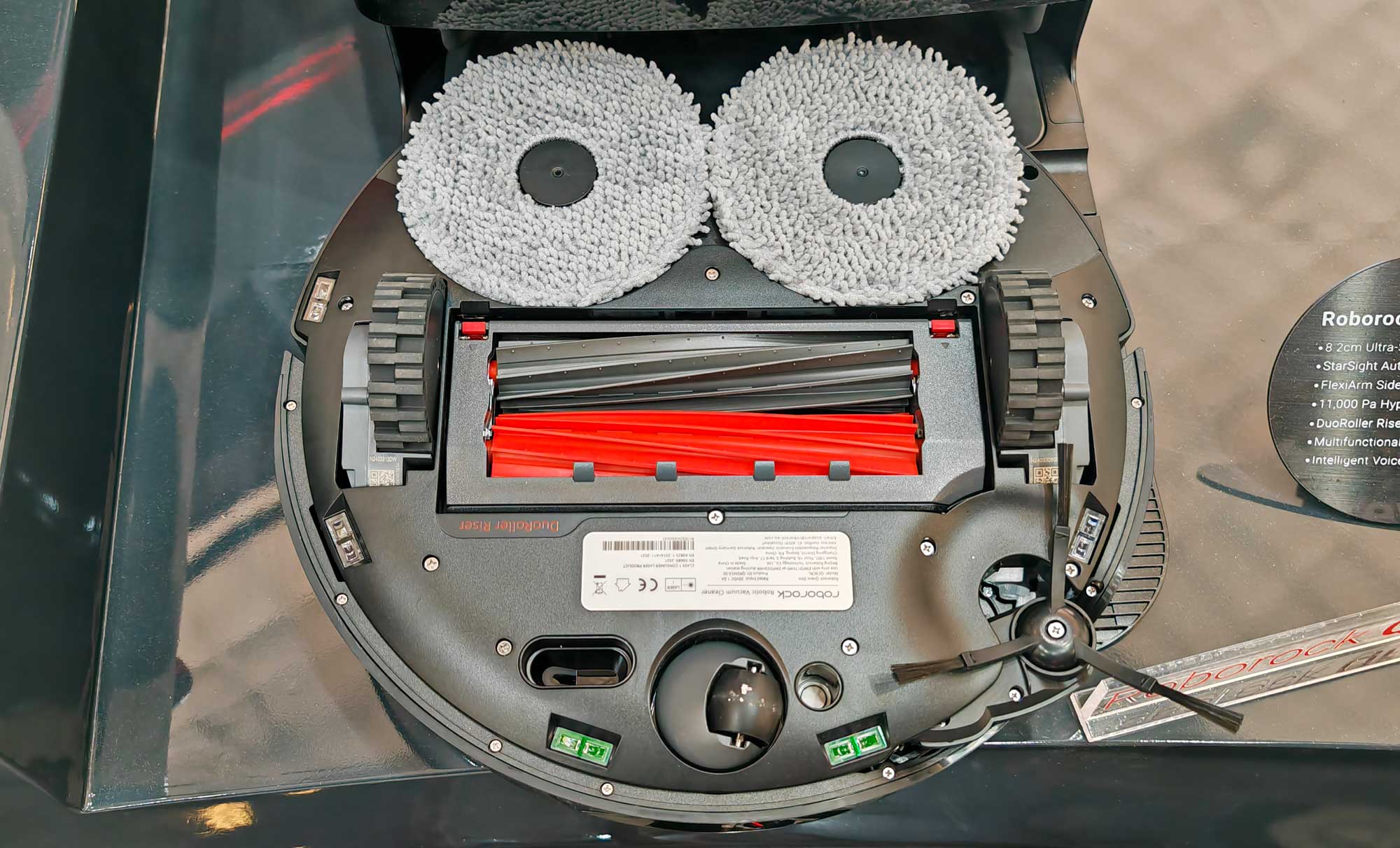 Le Roborock Qrevo Slim est dispose de deux serpillières dont une FlexiArm, une puissante brosse DuoRoller Riser et une aspiration de 11 000 Pa. (c) Labo Maison