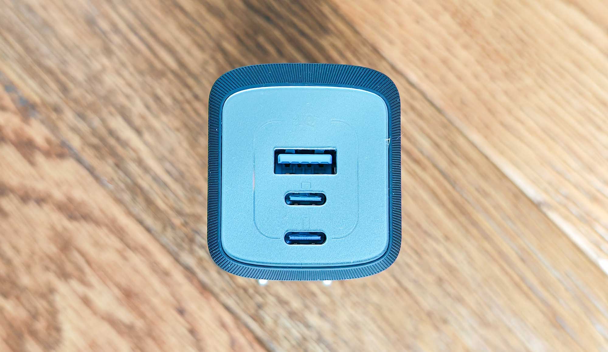 Le chargeur Anker Prime chargeur USB-C dispose de trois ports USB, dont deux USB-C et un USB-A. (c) Labo Maison