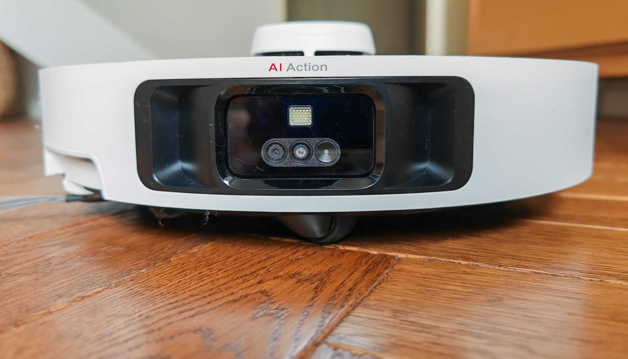 La caméra RVB couplée à différents capteurs permet à l'aspirateur robot Dreame L40 Ultra d'éviter efficacement les obstacles et de nettoyer au plus près d'eux. (c) Labo Maison