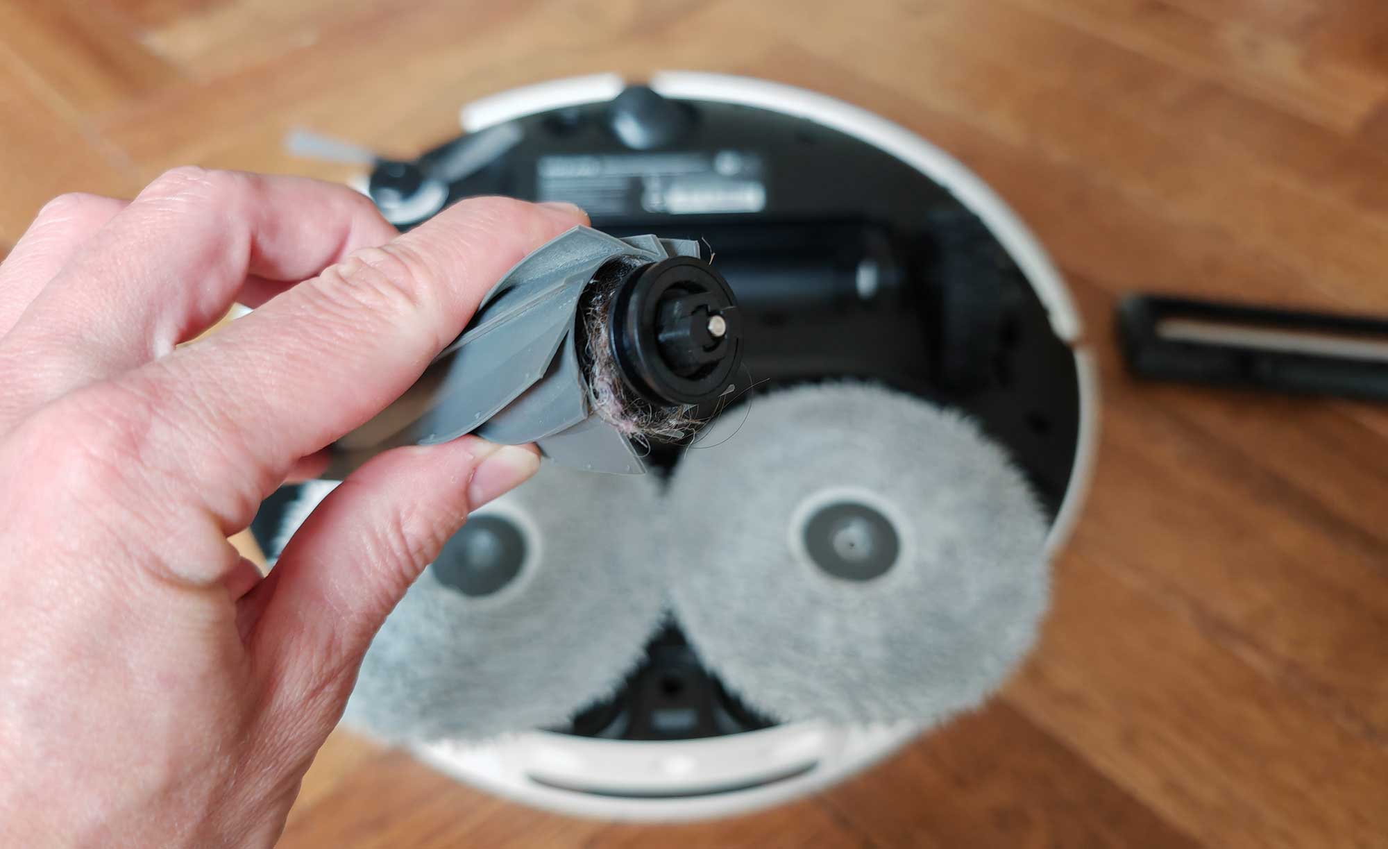 Les cheveux et poils d'annimaux s'emmêlent sur la brosse. Dreame a inclu avec ce robot une brosse anti-emmêlement avec le L40 Ultra. (c) Labo Maison
