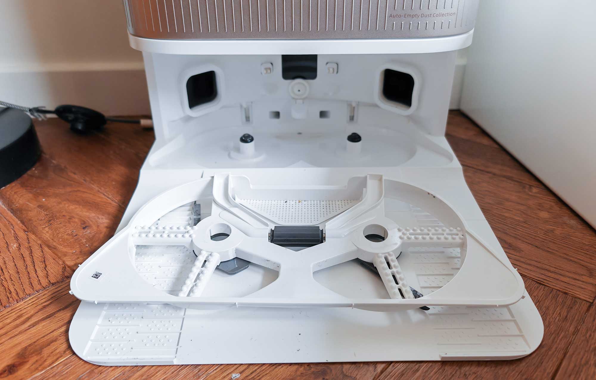 La station d'accueil est équipée d'un système de nettoyage automatique. Il est tout de même nécessaire de la nettoyer une fois par mois pour maintenir un bon niveau d'hygiène. (c) Labo Maison