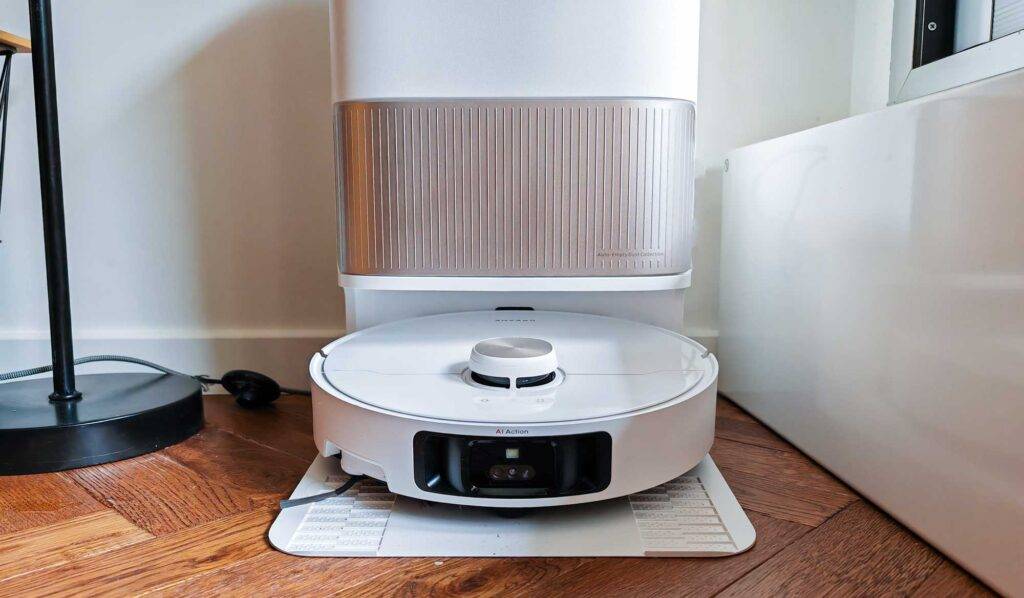 Le Dreame L40 Ultra dispose d'une station d'accueil multifonction qui aspire le collecteur, lave les serpillières à l'eau chaude et au détergent, et les sèche à l'air chaud. (c) Labo Maison