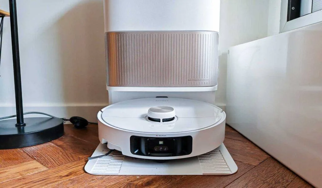 Le Dreame L40 Ultra dispose d'une station d'accueil multifonction qui aspire le collecteur, lave les serpillières à l'eau chaude et au détergent, et les sèche à l'air chaud. (c) Labo Maison