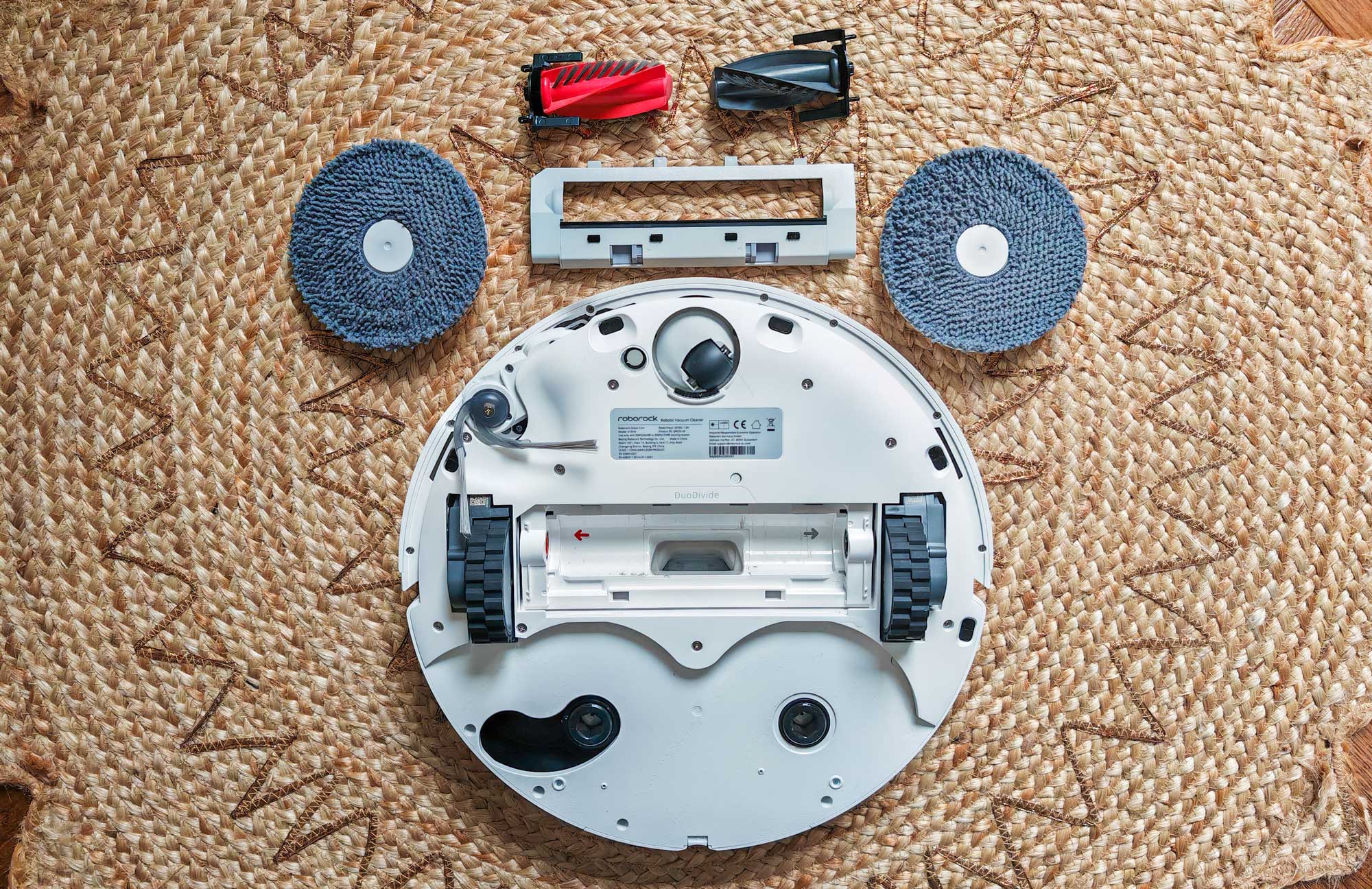 Roborock Qrevo Curv : double brosse d'aspiration anti-emmêlement et ses deux serpillières rotatives. (c) Labo Maison