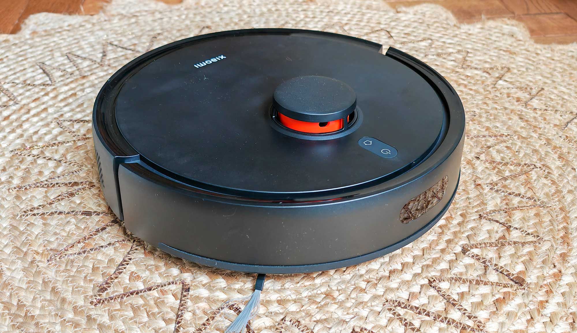 L'aspirateur robot obtient de bonnes performances d'aspiration sur tapis et parquet. (c) Labo Maison