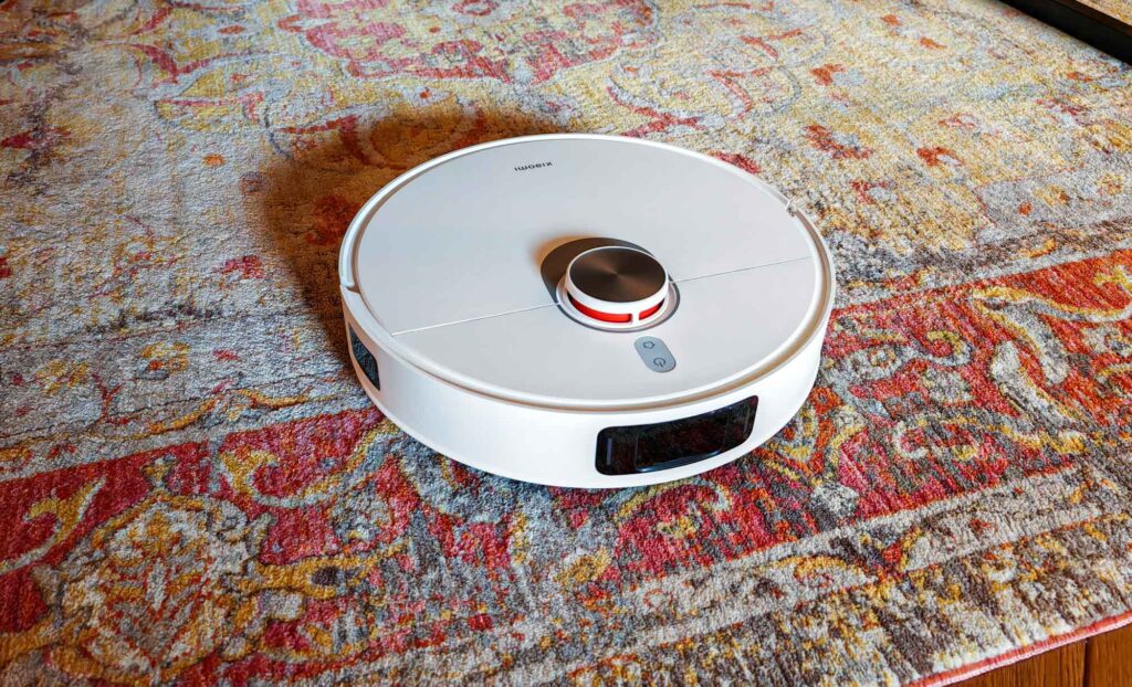Le Xiaomi X20 Pro offre une aspiration puissante de 7000 Pa. Il détecte automatiquement les tapis, ajuste sa puissance et relève ses serpillères pour éviter de mouiller les moquettes et tapis. (c) Labo Maison