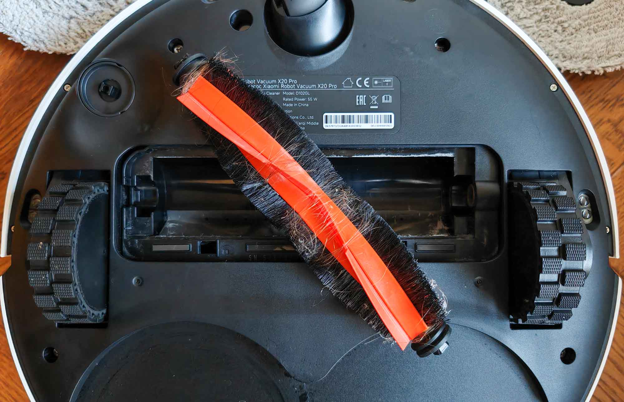 La brosse du Xiaomi X20 Pro n’a pas de fonction anti-emmêlement, ce qui nécessite un nettoyage manuel régulier pour retirer poils et cheveux. (c) Labo Maison