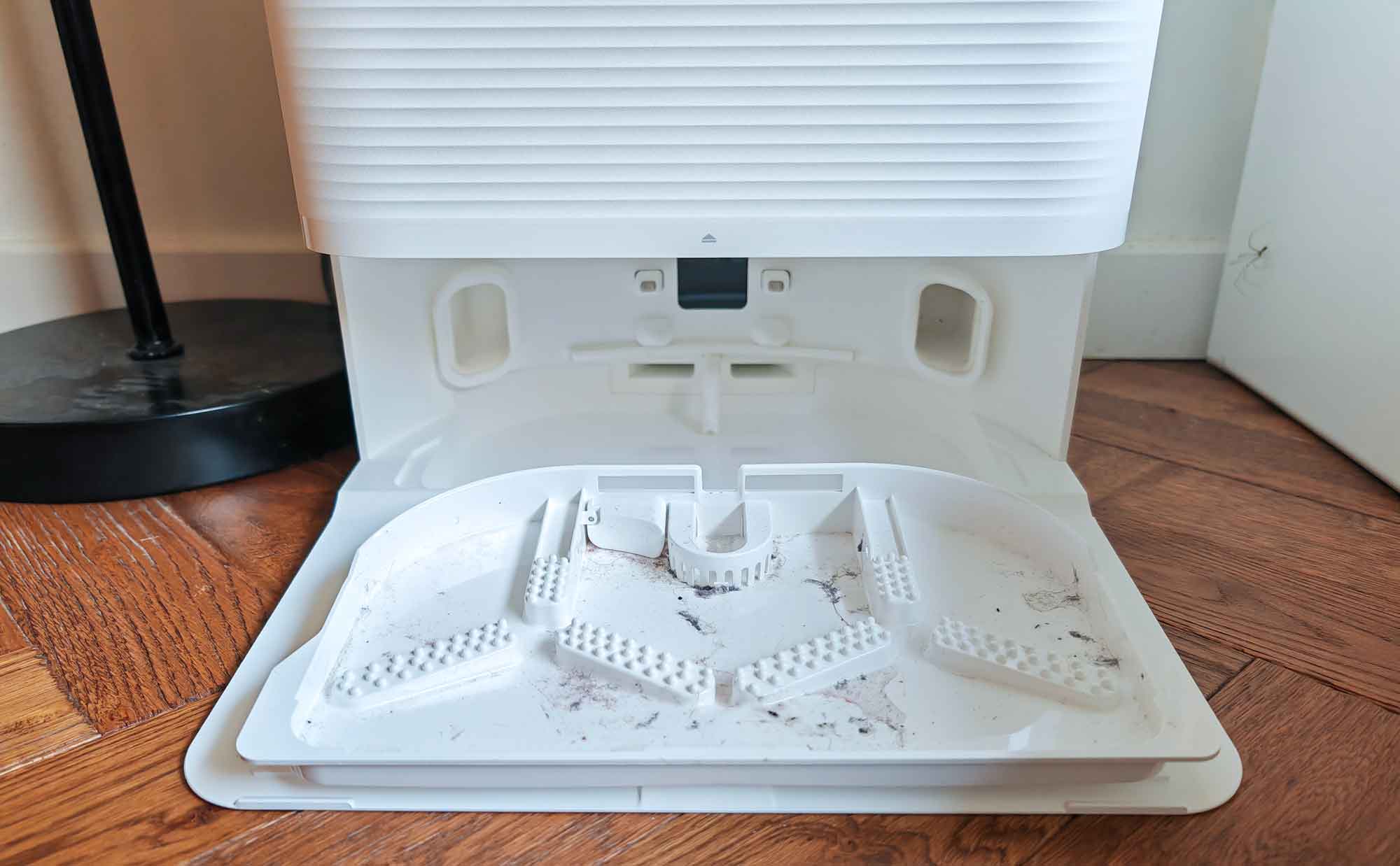 La station requiert un entretien mensuel : il est conseillé de laver le socle détachable pour éliminer les résidus qui s’y accumulent. (c) Labo Maison