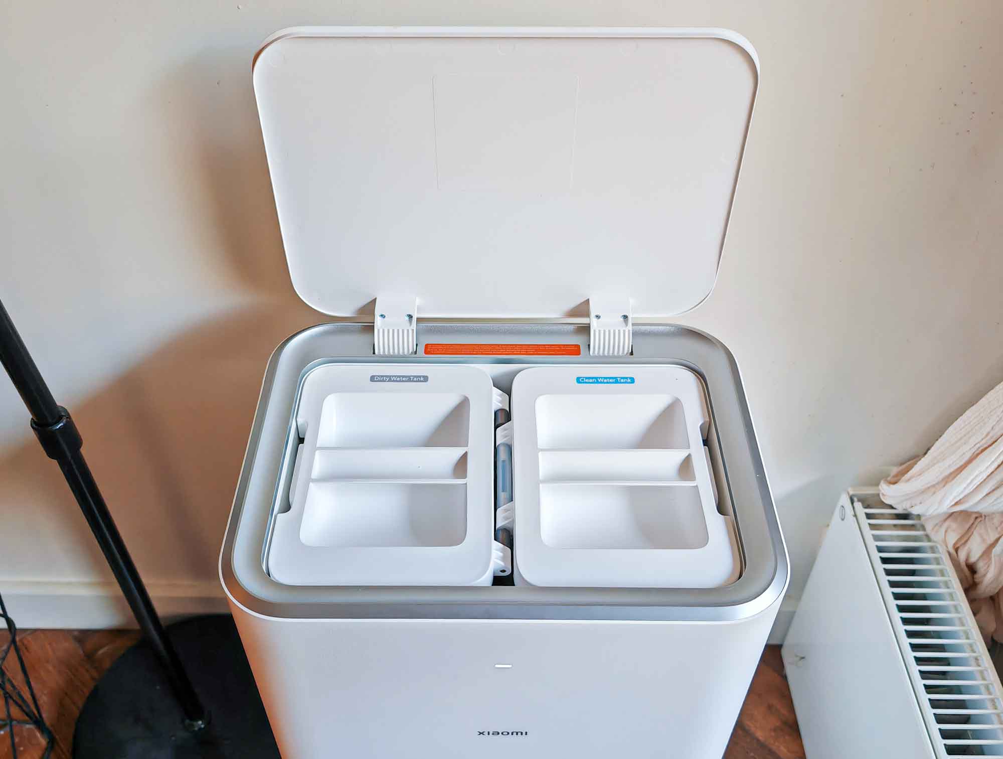La station du X20 Pro est équipée de réservoirs de 4 litres pour l’eau propre et l’eau sale, ainsi que d’un sac de 2,5 litres qui permet de vider automatiquement le collecteur du robot. (c) Labo Maison