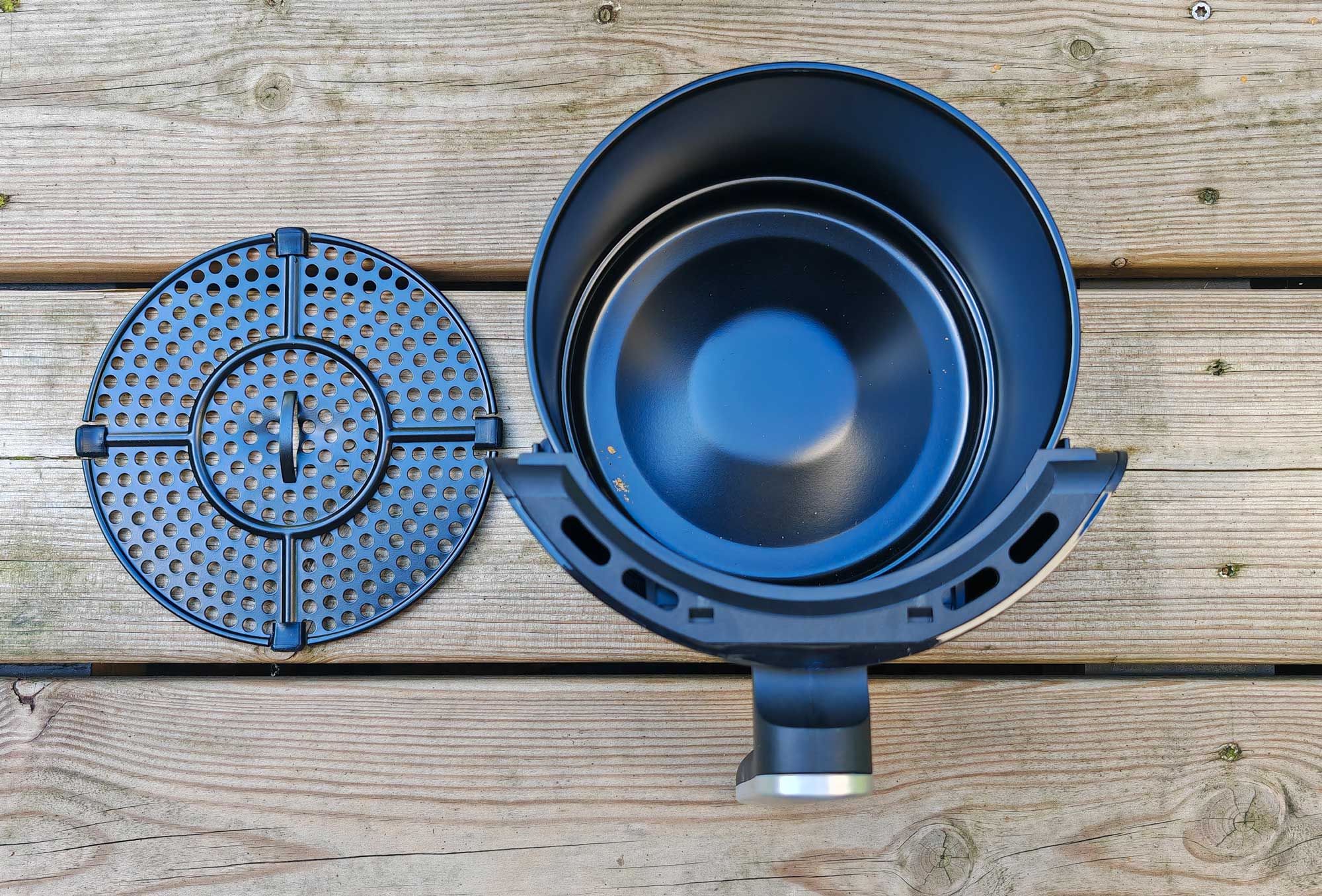 La friteuse sans huile Tristar Crispy Fryer Mini FR-6980 dispose d'un tiroir d'une capcité de 2 litres et d'une grille de séparation. (c) Labo Maison
