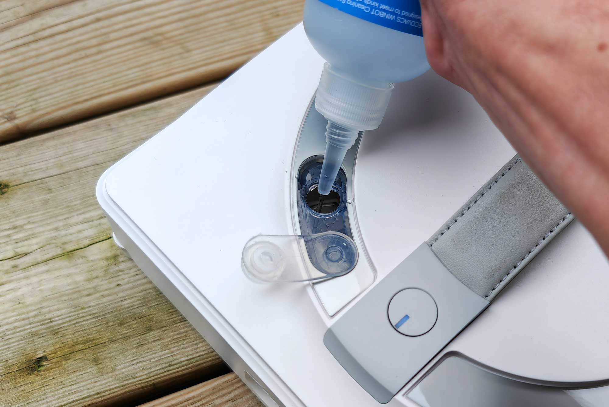 Pour remplir le Winbot W2 Omni, il est recommandé d'utiliser le produit lave-vitres de Ecovacs pour éviter tout risque d’endommagement. Versez-le simplement dans le réservoir dédié pour assurer un nettoyage optimal à chaque utilisation. (c) Labo Maison