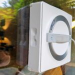 Le Winbot W2 Omni pulvérise le produit pendant le nettoyage. Un lavage régulier du robot est recommandé pour maintenir ses performances. (c) Labo Maison