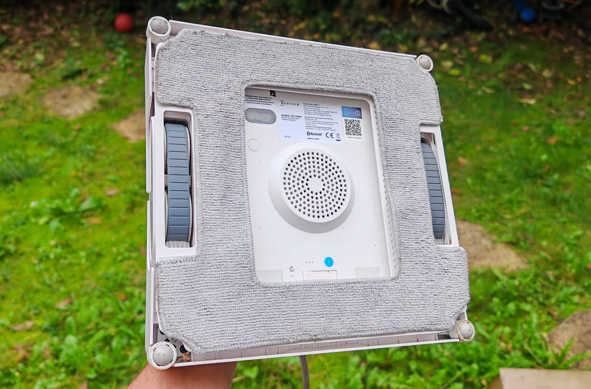 Pour installer la lingette sur le Winbot W2 Omni, il suffit de la fixer aux scratchs situés sous le robot. Après chaque utilisation, il est essentiel de la nettoyer pour garantir des performances optimales et prolonger sa durée de vie. (c) Labo Maison