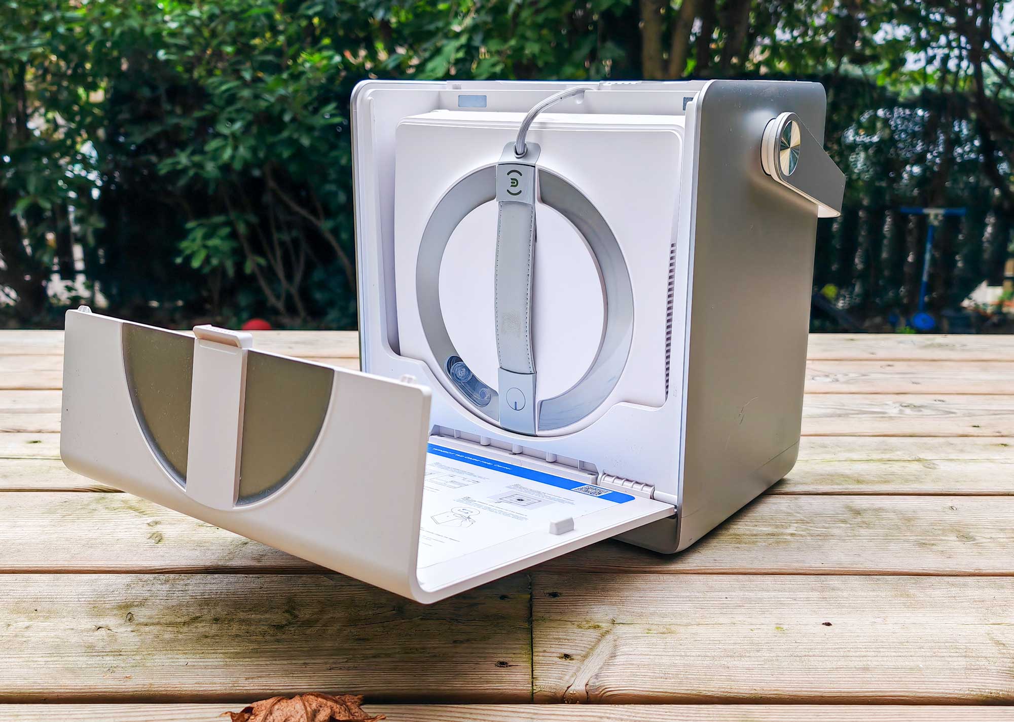 Le Winbot W2 Omni d'Ecovacs se range facilement dans sa station d'accueil, qui fait office de mallette de transport. Elle accueille le robot et ses accessoires, facilitant ainsi son rangement et son déplacement. (c) Labo Maison